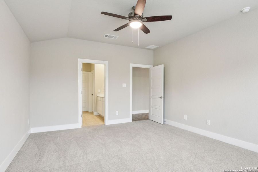 Spacious, unfurnished interior of a new home in Carmel Ranch, Schertz (Image 32).
