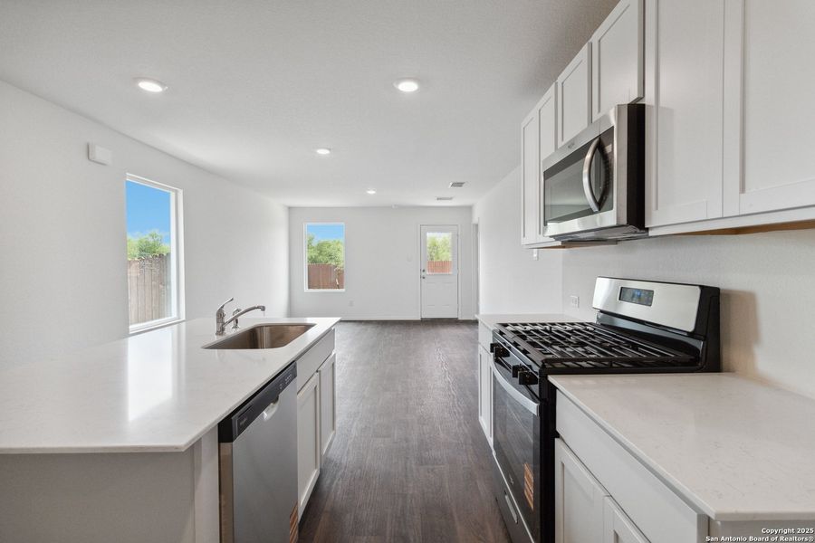 Furnished interior view inside a new home in Avenida, Converse (Image 10).