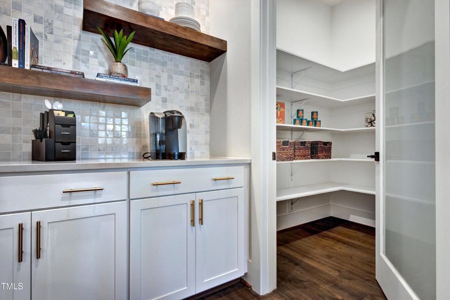 LOCE_0058_00-Sebastian J_Kitchen 11_Dree