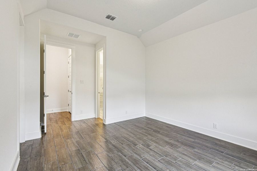 Spacious, unfurnished interior of a new home in Waldsanger, New Braunfels (Image 54).