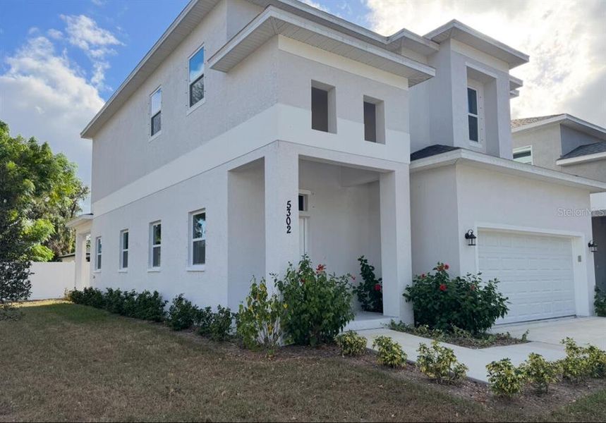Exterior details and patio area of a home in , Pinellas Park (Image 3).