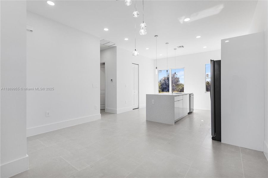 Spacious, unfurnished interior of a new home in , Lehigh Acres (Image 10).