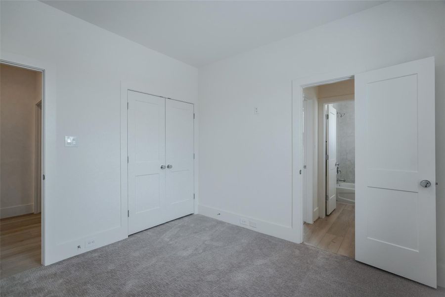 Spacious, unfurnished interior of a new home in Paul Quinn Court, Houston (Image 22).