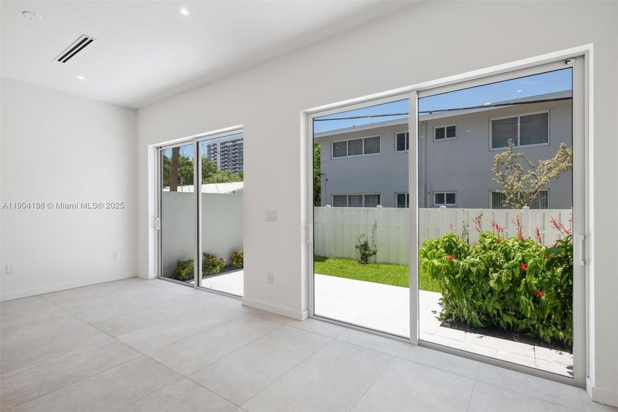 Spacious, unfurnished interior of a new home in , Pompano Beach (Image 42).