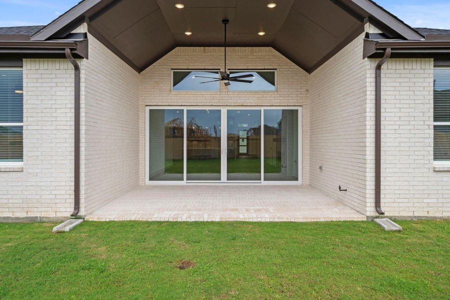 Exterior details and patio area of a home in Briarley, Montgomery (Image 4).