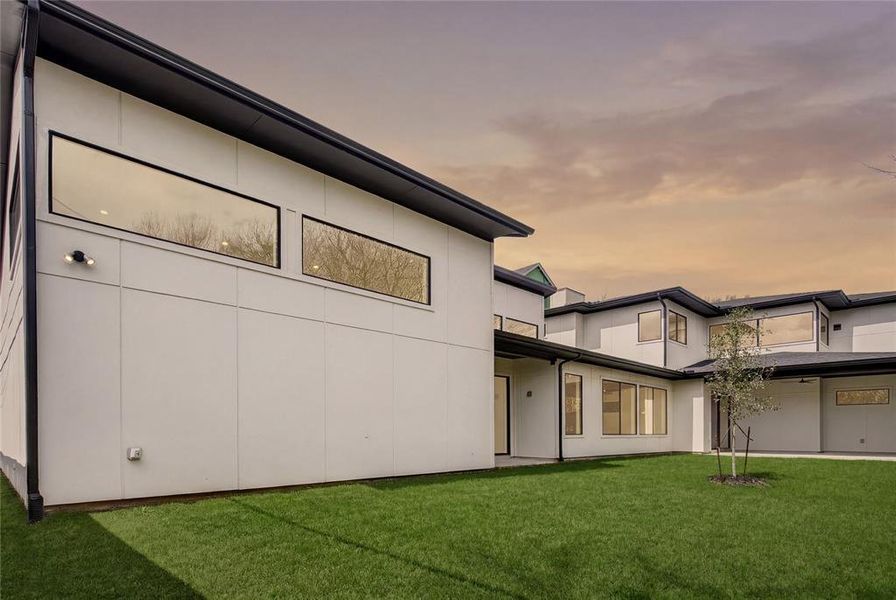 Exterior details and patio area of a home in , Dallas (Image 3).