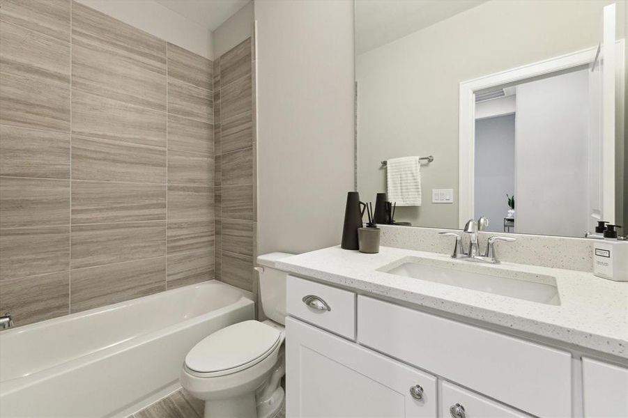 Whether for guests or daily use, this bathroom blends sophistication and practicality effortlessly.