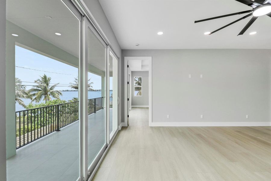 Spacious, unfurnished interior of a new home in , Jensen Beach (Image 22).