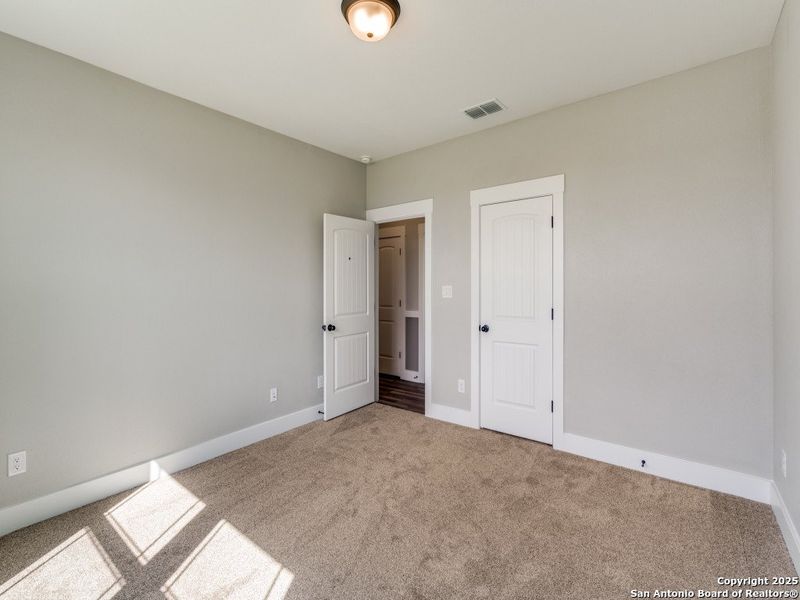 Spacious, unfurnished interior of a new home in Las Palomas Country Club Estates, La Vernia (Image 21).