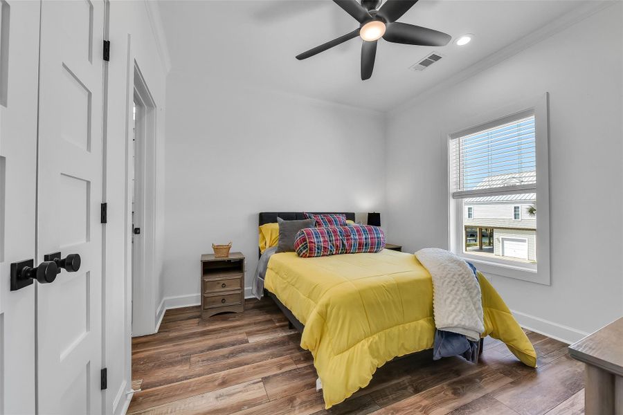 Guest bedroom with en-suite bath