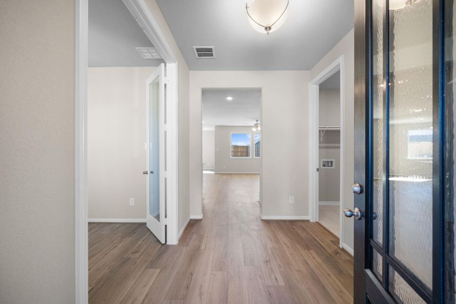 Spacious, unfurnished interior of a new home in Oakwood Estates, Waller (Image 15).