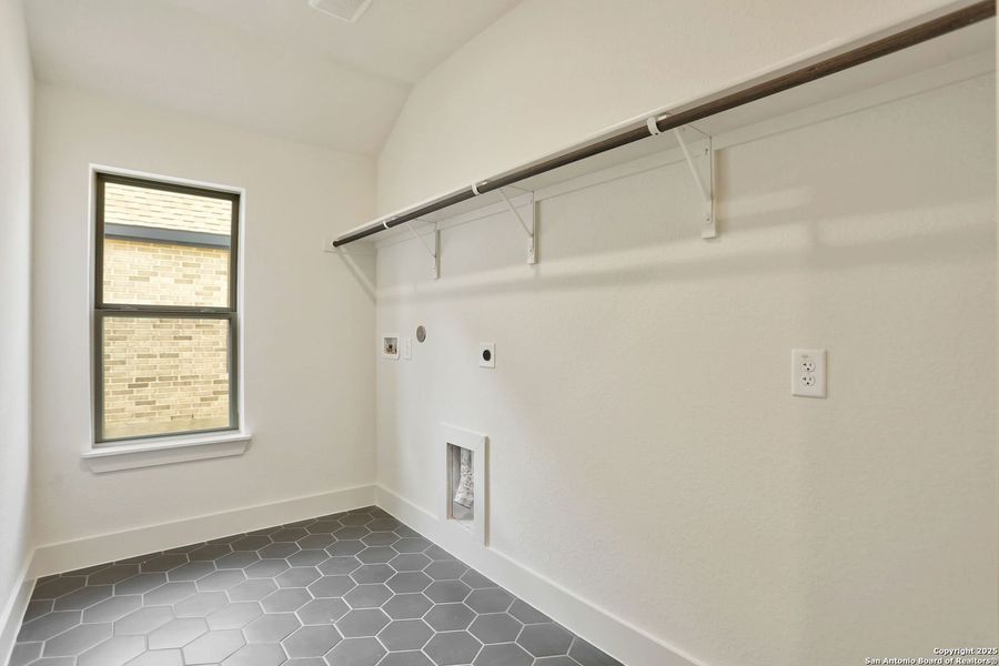 Spacious, unfurnished interior of a new home in Kinder Ranch 70's, San Antonio (Image 20).