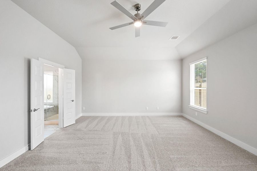 Spacious, unfurnished interior of a new home in Barton Creek Ranch, Conroe (Image 26).