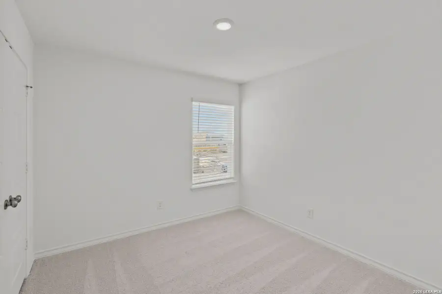 Spacious, unfurnished interior of a new home in Cinco Lakes, San Antonio (Image 31).