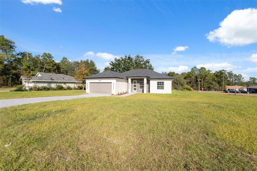 Exterior details and patio area of a home in , Ocala (Image 4).