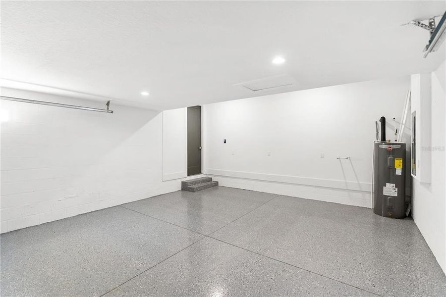 Spacious, unfurnished interior of a new home in , Sarasota (Image 54).