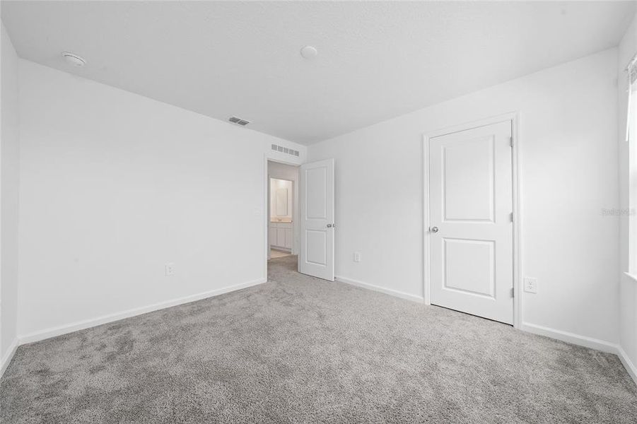 Spacious, unfurnished interior of a new home in Storey Creek, Kissimmee (Image 15).