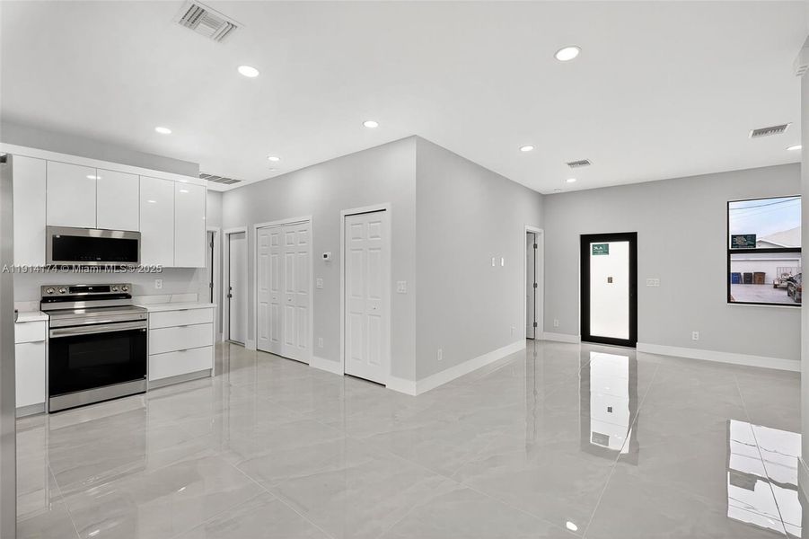 Spacious, unfurnished interior of a new home in , Lehigh Acres (Image 23).