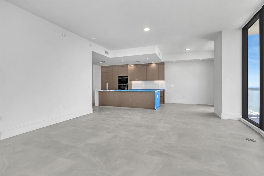 Spacious, unfurnished interior of a new home in , Lake Park (Image 20).
