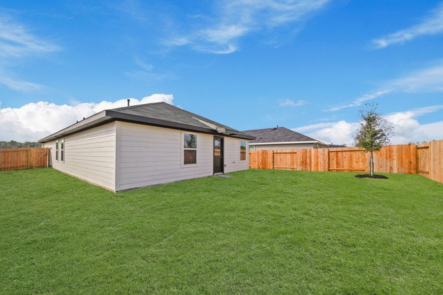 Exterior details and patio area of a home in Silverthorne, Conroe (Image 3). Exterior details and patio area of a home in Silverthorne, Conroe (Image 3).