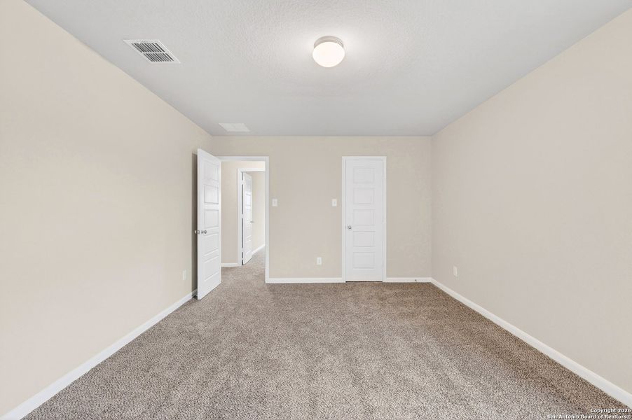 Spacious, unfurnished interior of a new home in Winding Brook, San Antonio (Image 35).