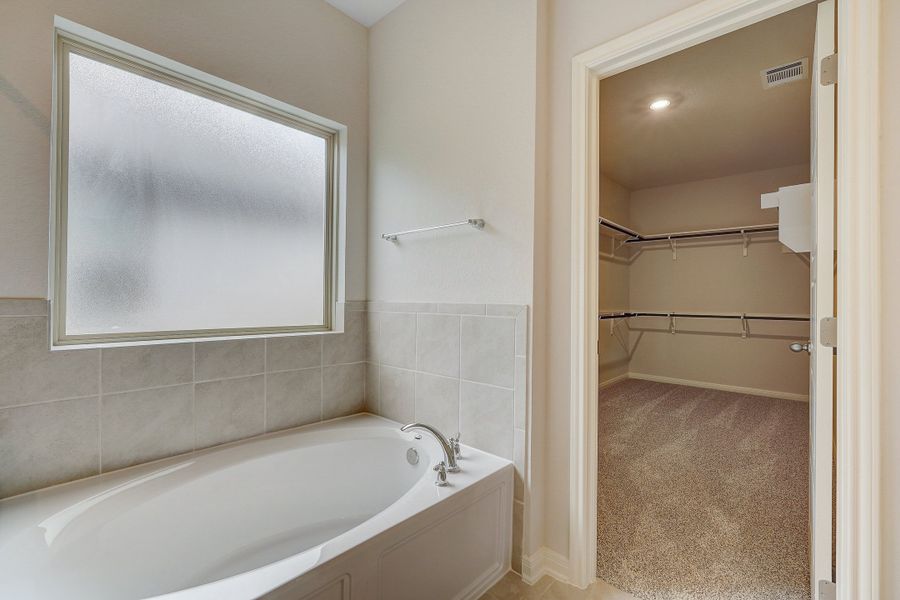 Primary suite bathroom in the Pearl floorplan at a Meritage Homes community.