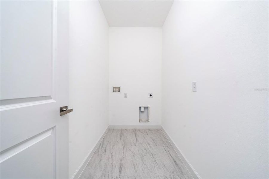 Spacious, unfurnished interior of a new home in , Orlando (Image 20).