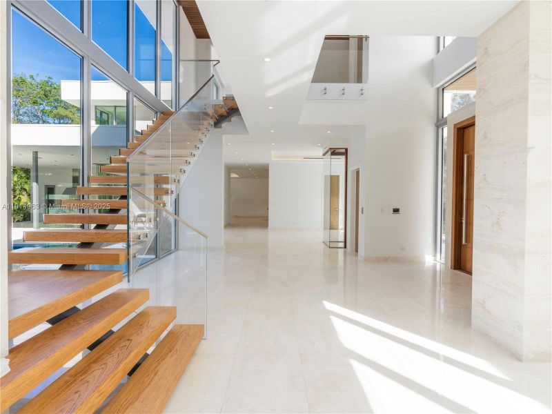 Spacious, unfurnished interior of a new home in , Pinecrest (Image 16).