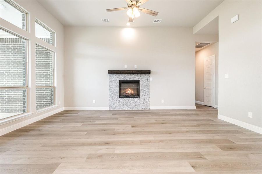 Spacious, unfurnished interior of a new home in Ten Mile Creek Estates, DeSoto (Image 16).