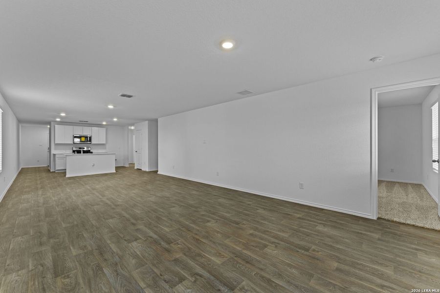 Spacious, unfurnished interior of a new home in Avenida, Converse (Image 26).