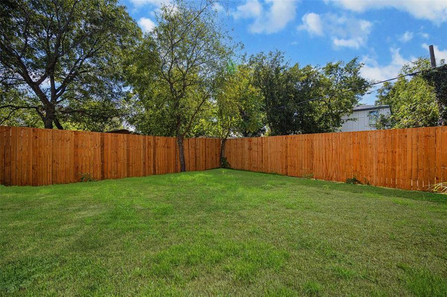 Exterior details and patio area of a home in , Dallas (Image 2).