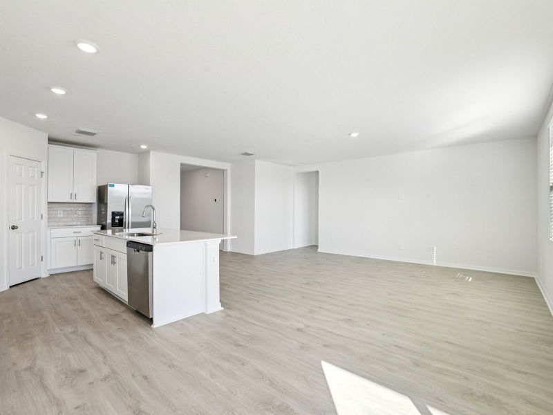 Spacious, unfurnished interior of a new home in The Reserve at Twin Lakes, St. Cloud (Image 9).