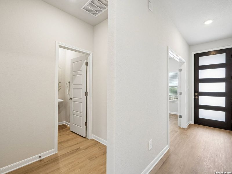 Spacious, unfurnished interior of a new home in Remington Ranch, San Antonio (Image 7).