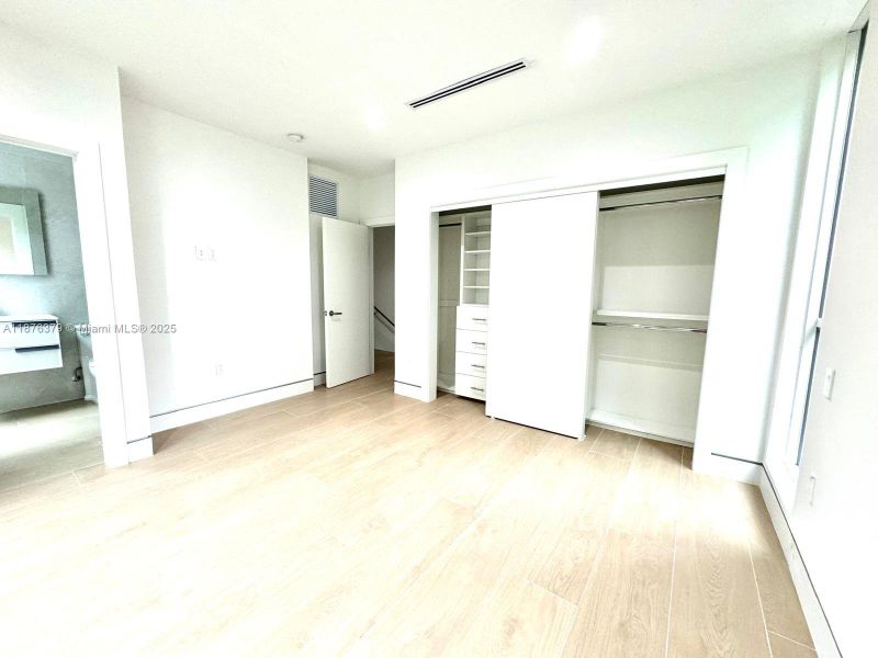 Spacious, unfurnished interior of a new home in , Miami (Image 11).