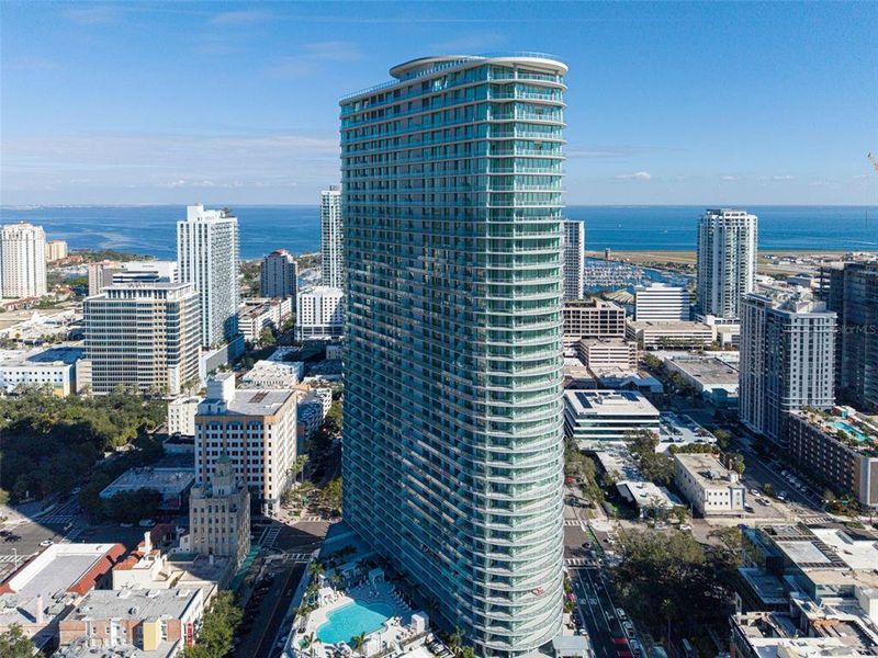 Condo located in St. Petersburg, FL showcasing its design and architecture (Image 31).