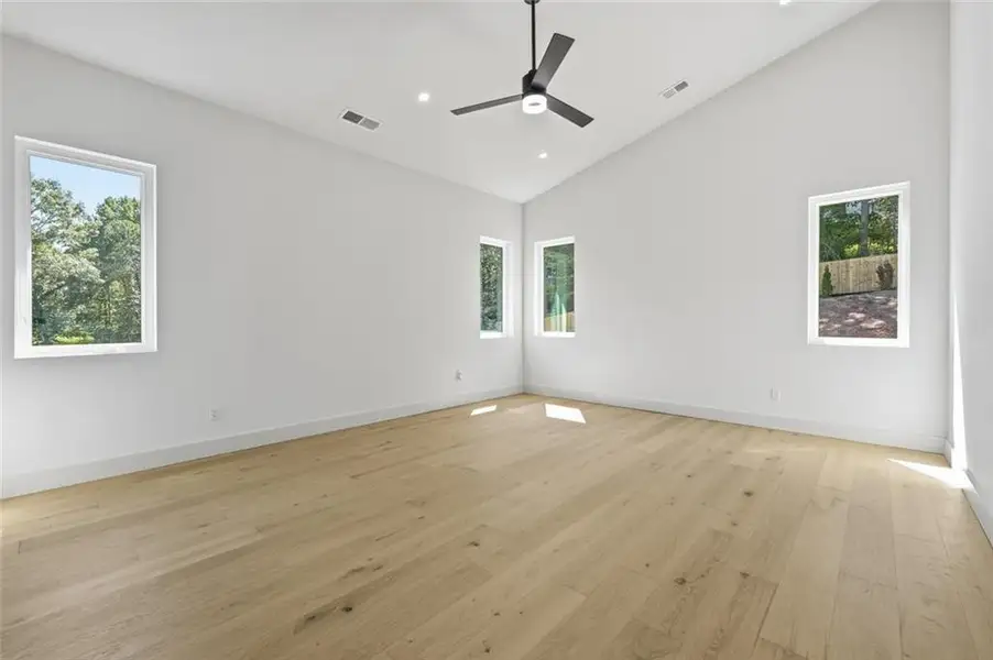Spacious, unfurnished interior of a new home in , Gainesville (Image 24).