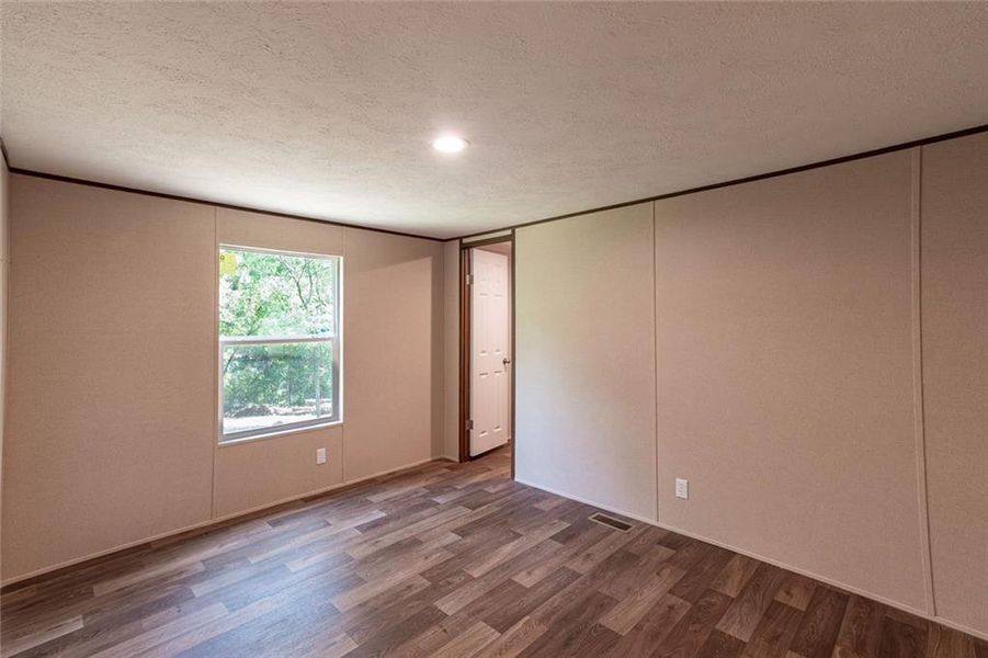 Spacious, unfurnished interior of a new home in , Dahlonega (Image 12).