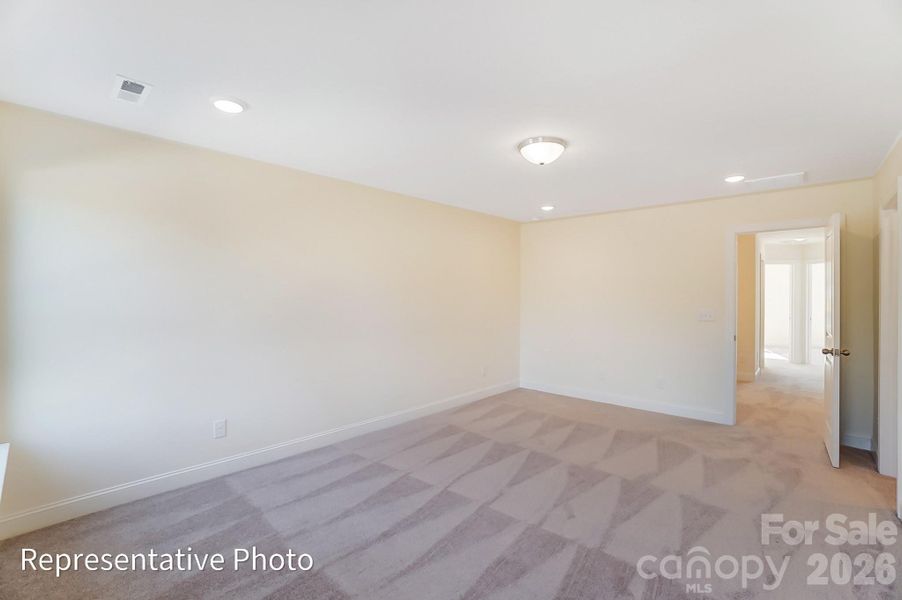Spacious, unfurnished interior of a new home in Harrisburg Village, Harrisburg (Image 19).