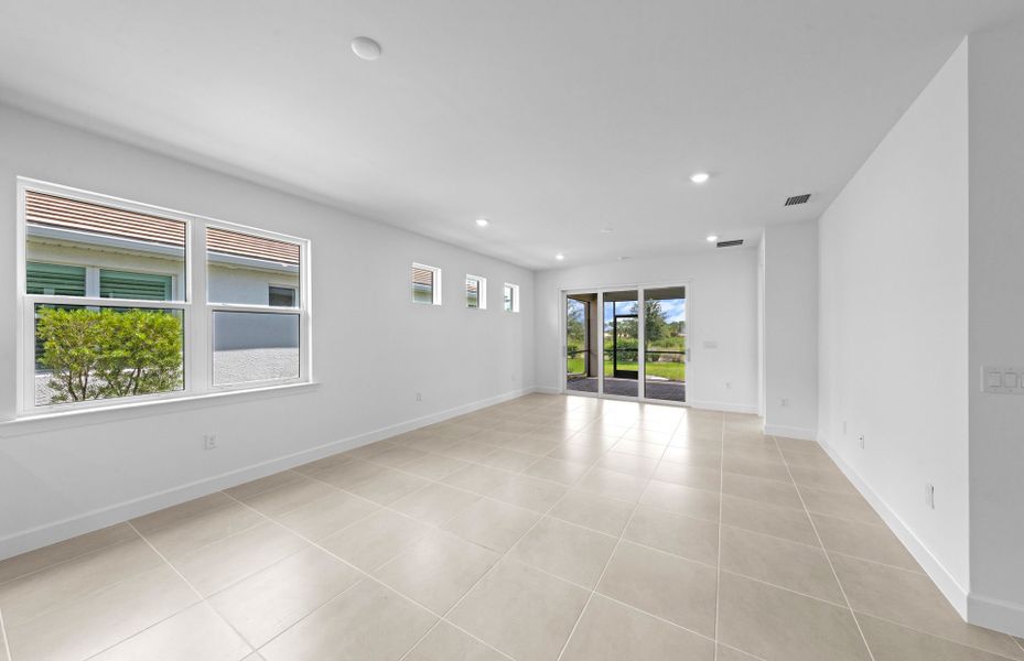 Spacious, unfurnished interior of a new home in TerraWalk at Babcock Ranch, Alva (Image 24).