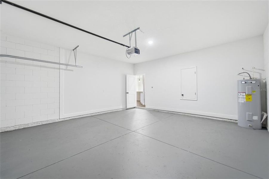 Spacious, unfurnished interior of a new home in , Ocala (Image 25).