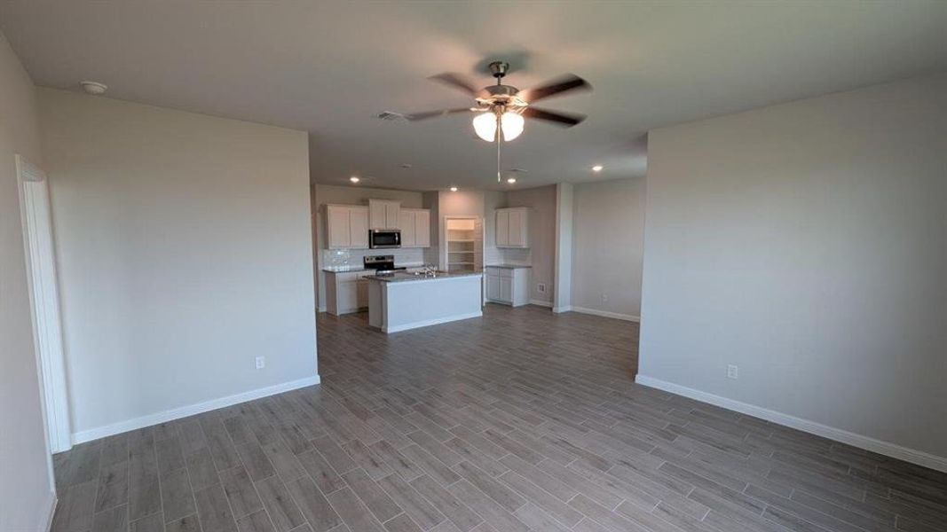 Spacious, unfurnished interior of a new home in Lankford Farms, Cleburne (Image 7).