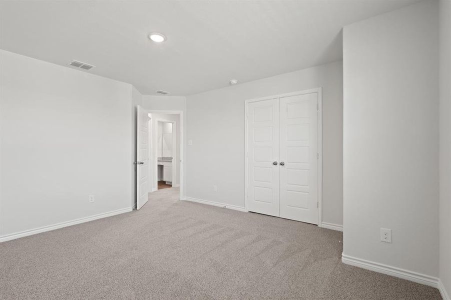 Spacious, unfurnished interior of a new home in Burgess Meadows, Cleburne (Image 10).