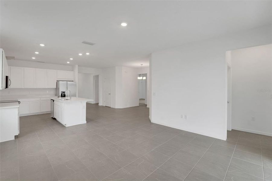 Spacious, unfurnished interior of a new home in Cypress Park Estates, Haines City (Image 13).