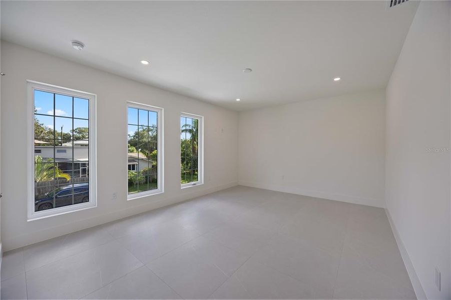 Spacious, unfurnished interior of a new home in , Sarasota (Image 25).