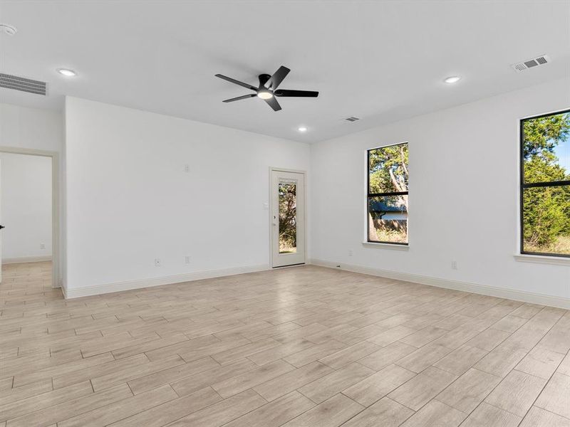 Spacious, unfurnished interior of a new home in , Granbury (Image 20).