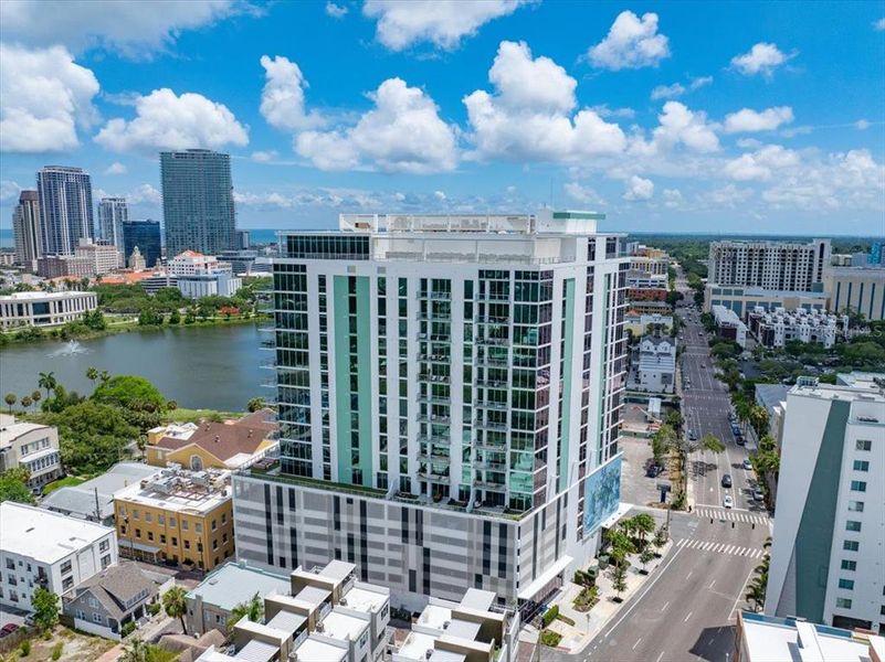Condo located in St. Petersburg, FL showcasing its design and architecture (Image 26).