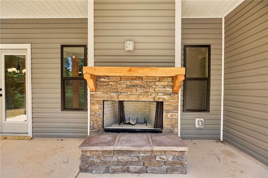 Exterior details and patio area of a home in , Silver Creek (Image 28).