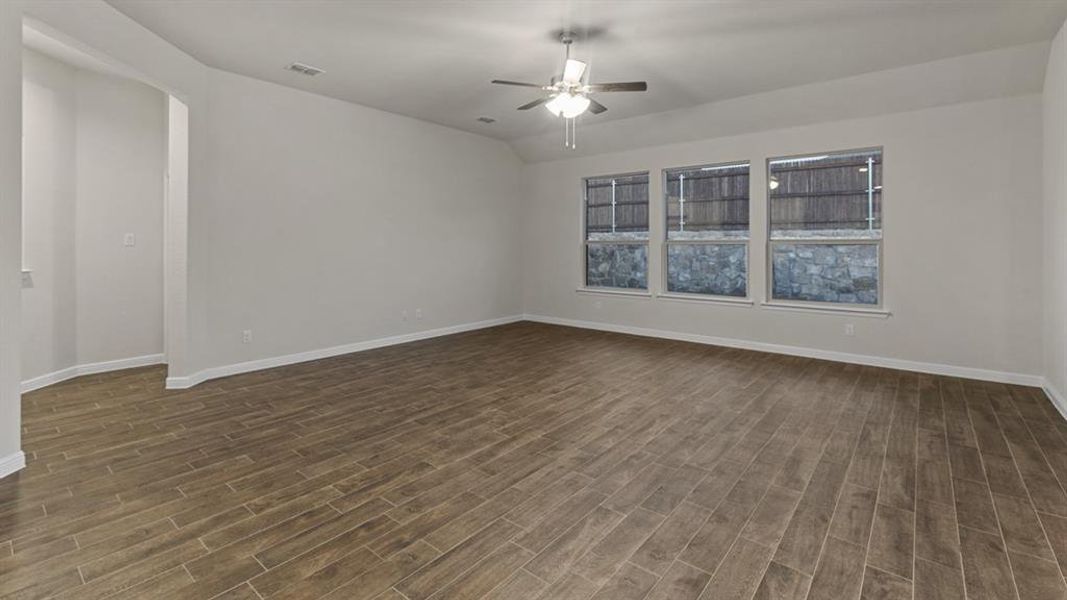 Spacious, unfurnished interior of a new home in Lakeview Pointe, Grand Prairie (Image 17).