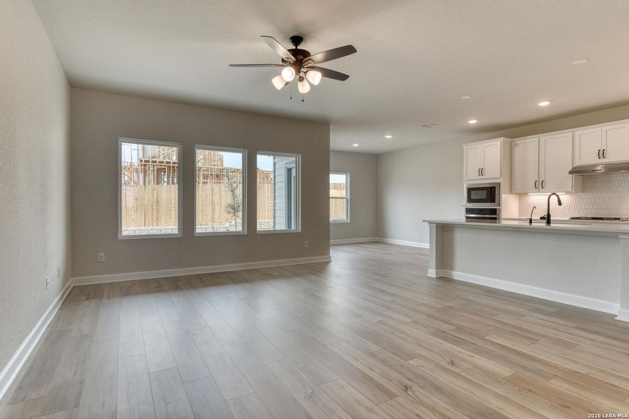Spacious, unfurnished interior of a new home in Hennersby Hollow, San Antonio (Image 11).