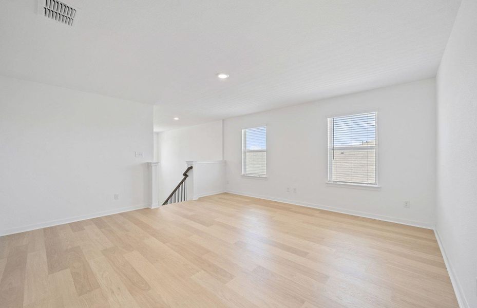 Spacious, unfurnished interior of a new home in Sunfield, Buda (Image 16).